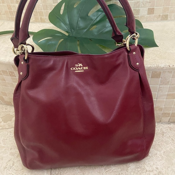 Over the shoulder, large coach bag. Burgundy beautiful has a little damage - Picture 4 of 4